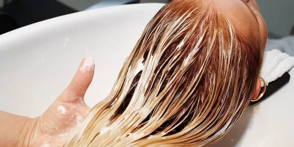 Jak pielęgnować włosy latem?